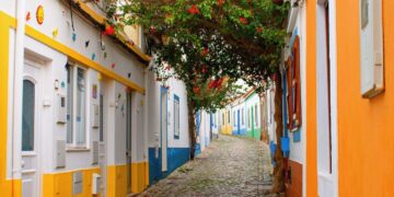 Ferragudo: a mais charmosa e florida vila do Algarve