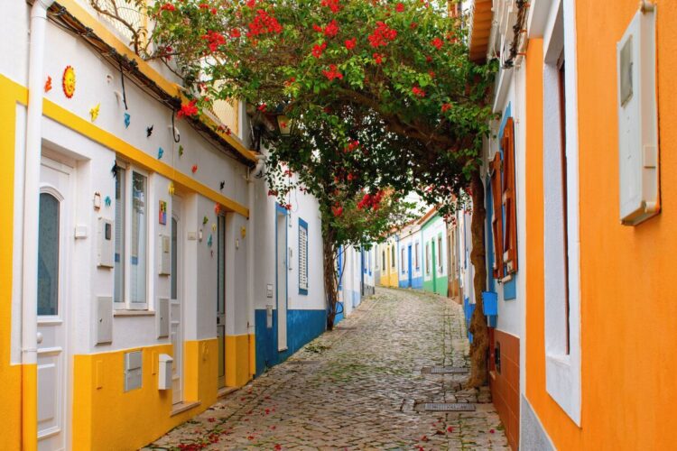 Ferragudo: a mais charmosa e florida vila do Algarve