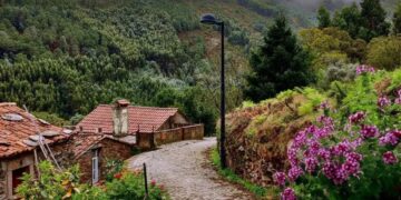 Comareira: a mais pequena aldeia de xisto de Portugal não tem habitantes permanentes - e é melhor assim
