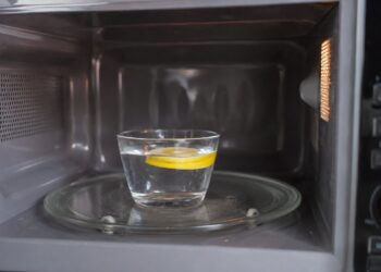 O truque do limão que vai mudar a forma como limpas o micro-ondas