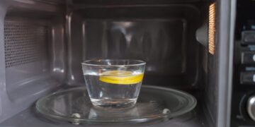 O truque do limão que vai mudar a forma como limpas o micro-ondas