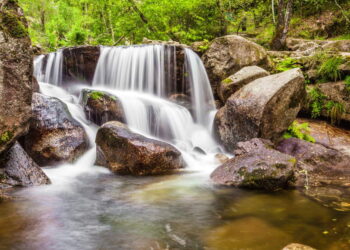 Praia Fluvial da Albufeira da Queimadela: o refúgio tranquilo do verão minhoto