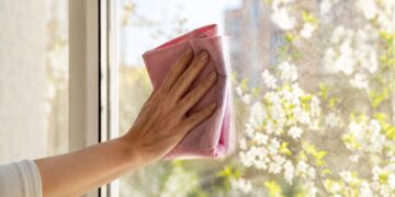 Como limpar janelas e vidros sem deixar marcas: os truques que realmente funcionam
