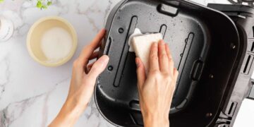 Como limpar a air fryer em 6 passos simples (e mantê-la sempre como nova)