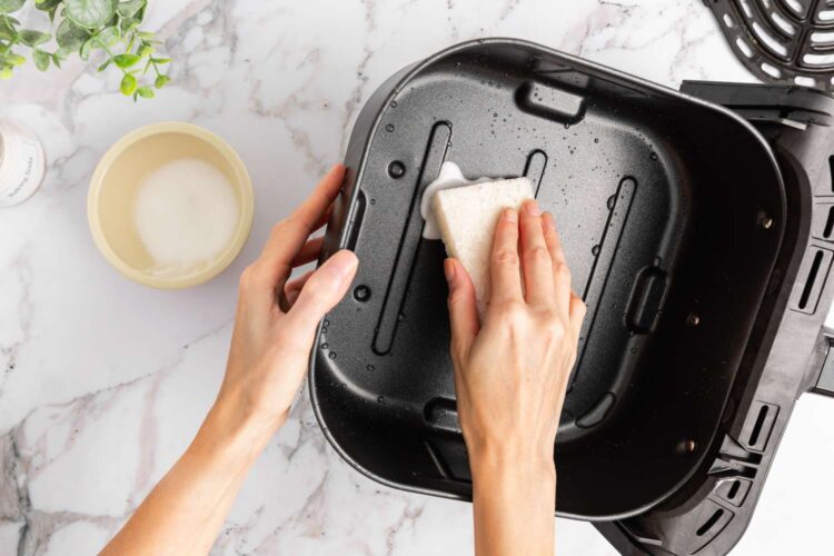 Como limpar a air fryer em 6 passos simples (e mantê-la sempre como nova)