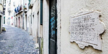 Tem mais de 300 anos e é o sinal de trânsito mais antigo de Lisboa