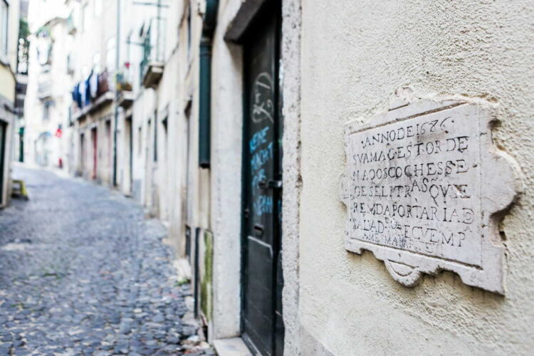 Tem mais de 300 anos e é o sinal de trânsito mais antigo de Lisboa