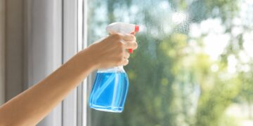 Como limpar janelas e vidros sem deixar riscos: o método infalível para um brilho perfeito