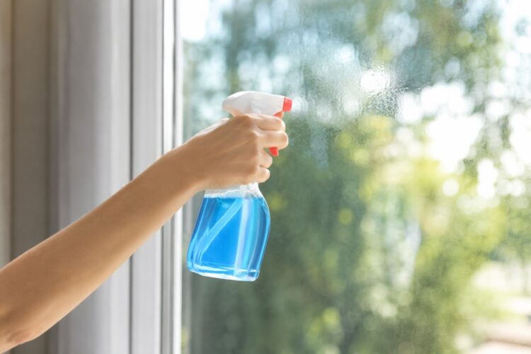 Como limpar janelas e vidros sem deixar riscos: o método infalível para um brilho perfeito