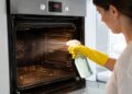 Como limpar o forno por dentro: o guia completo contra gordura e crostas queimadas