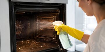 Como limpar o forno por dentro: o guia completo contra gordura e crostas queimadas