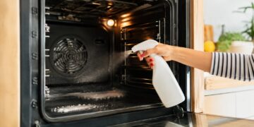Como limpar o forno de forma eficaz - o método certo para cada tipo de aparelho