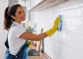Azulejos sempre impecáveis: os truques caseiros que vai querer conhecer