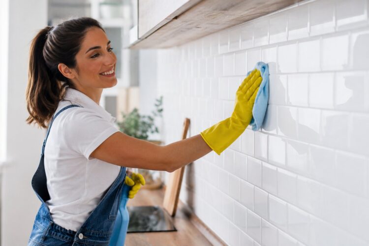 Azulejos sempre impecáveis: os truques caseiros que vai querer conhecer