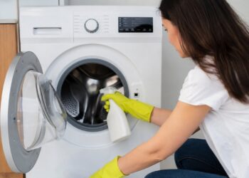 Como limpar a máquina de lavar roupa por dentro: o guia para acabar com o mau cheiro