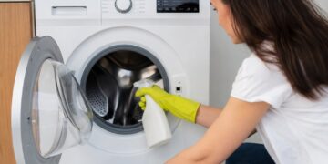 Como limpar a máquina de lavar roupa por dentro: o guia para acabar com o mau cheiro