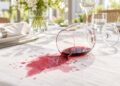 Manchas de vinho na toalha de mesa? Aqui está como salvá-la sem danificar o tecido