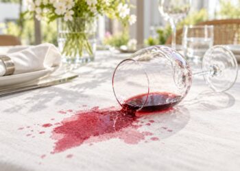 Manchas de vinho na toalha de mesa? Aqui está como salvá-la sem danificar o tecido