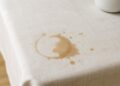 Como remover as manchas mais teimosas: guia prático para vinho, gordura, tinta e muito mais