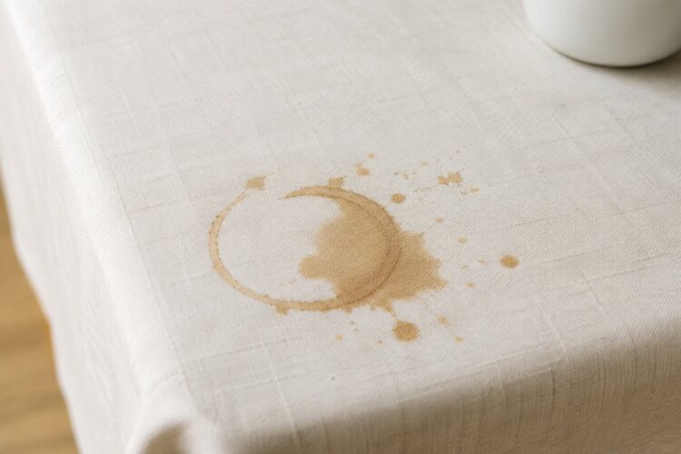 Como remover as manchas mais teimosas: guia prático para vinho, gordura, tinta e muito mais