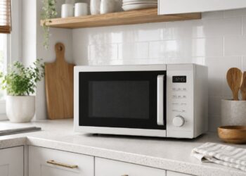 10 erros ao usar o microondas que está a cometer (e como evitá-los)