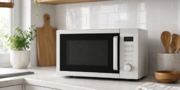 10 erros ao usar o microondas que está a cometer (e como evitá-los)