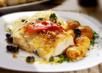 Bacalhau no sal grosso: a técnica que sela o sabor por dentro