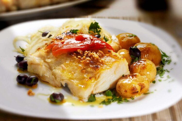 Bacalhau no sal grosso: a técnica que sela o sabor por dentro