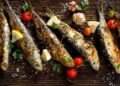 Sardinhas assadas com pimentos assados: como fazer este prato típico na perfeição