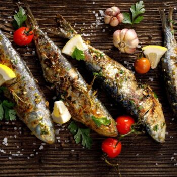 Sardinhas assadas com pimentos assados: como fazer este prato típico na perfeição
