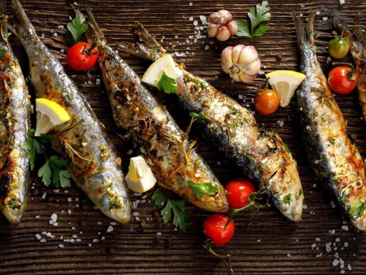 Sardinhas assadas com pimentos assados: como fazer este prato típico na perfeição