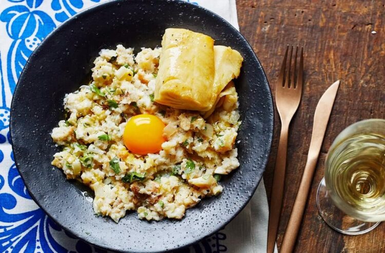 Açorda de bacalhau à alentejana com ovo escalfado
