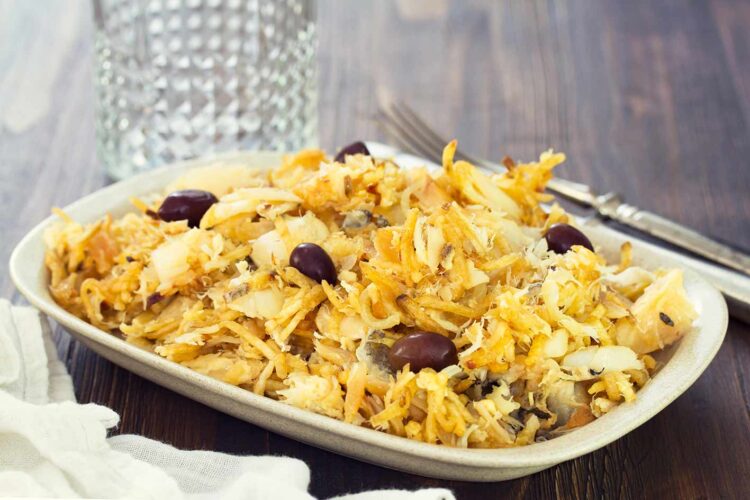 Bacalhau à Brás: a receita clássica com batata palha e ovo