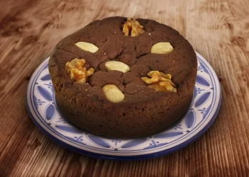 Bolo de mel da Madeira com especiarias e frutos secos: receita que sai sempre bem