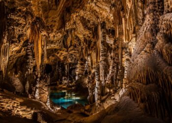 Como se formam as estalactites e as estalagmites nas grutas