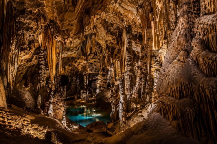 Como se formam as estalactites e as estalagmites nas grutas
