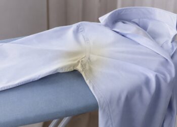 Como remover manchas de suor amarelas de camisas brancas