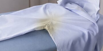 Como remover manchas de suor amarelas de camisas brancas