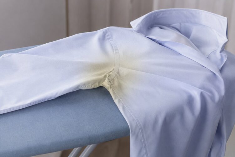 Como remover manchas de suor amarelas de camisas brancas