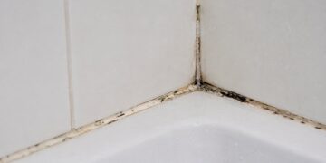 Como limpar e prevenir bolor no silicone da banheira e do lavatório