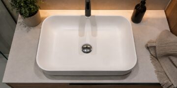 Como desentupir ralos de forma natural sem produtos químicos agressivos