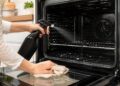 O erro mais comum na limpeza do forno que acaba por estragar o esmalte