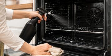 O erro mais comum na limpeza do forno que acaba por estragar o esmalte
