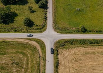 Quem tem prioridade num cruzamento sem qualquer sinalização em Portugal