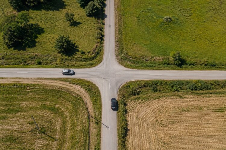 Quem tem prioridade num cruzamento sem qualquer sinalização em Portugal