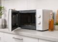 Como limpar o micro-ondas sem produtos químicos em poucos minutos