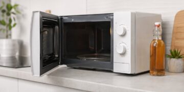 Como limpar o micro-ondas sem produtos químicos em poucos minutos