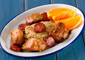 Migas à alentejana com entrecosto: receita tradicional e repleta de sabor