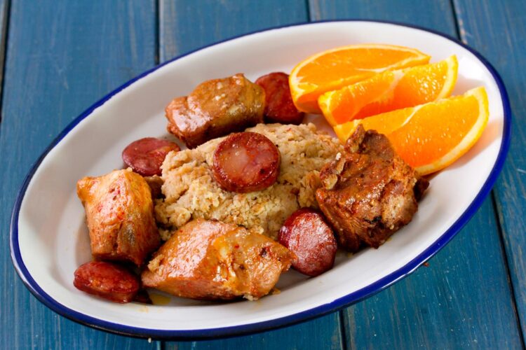Migas à alentejana com entrecosto: receita tradicional e repleta de sabor