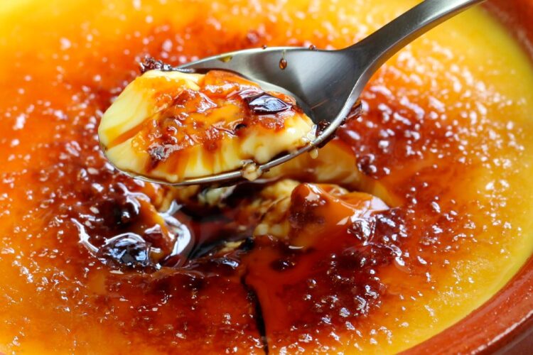 Leite creme com crosta de açúcar queimado: receita fácil que sai sempre bem